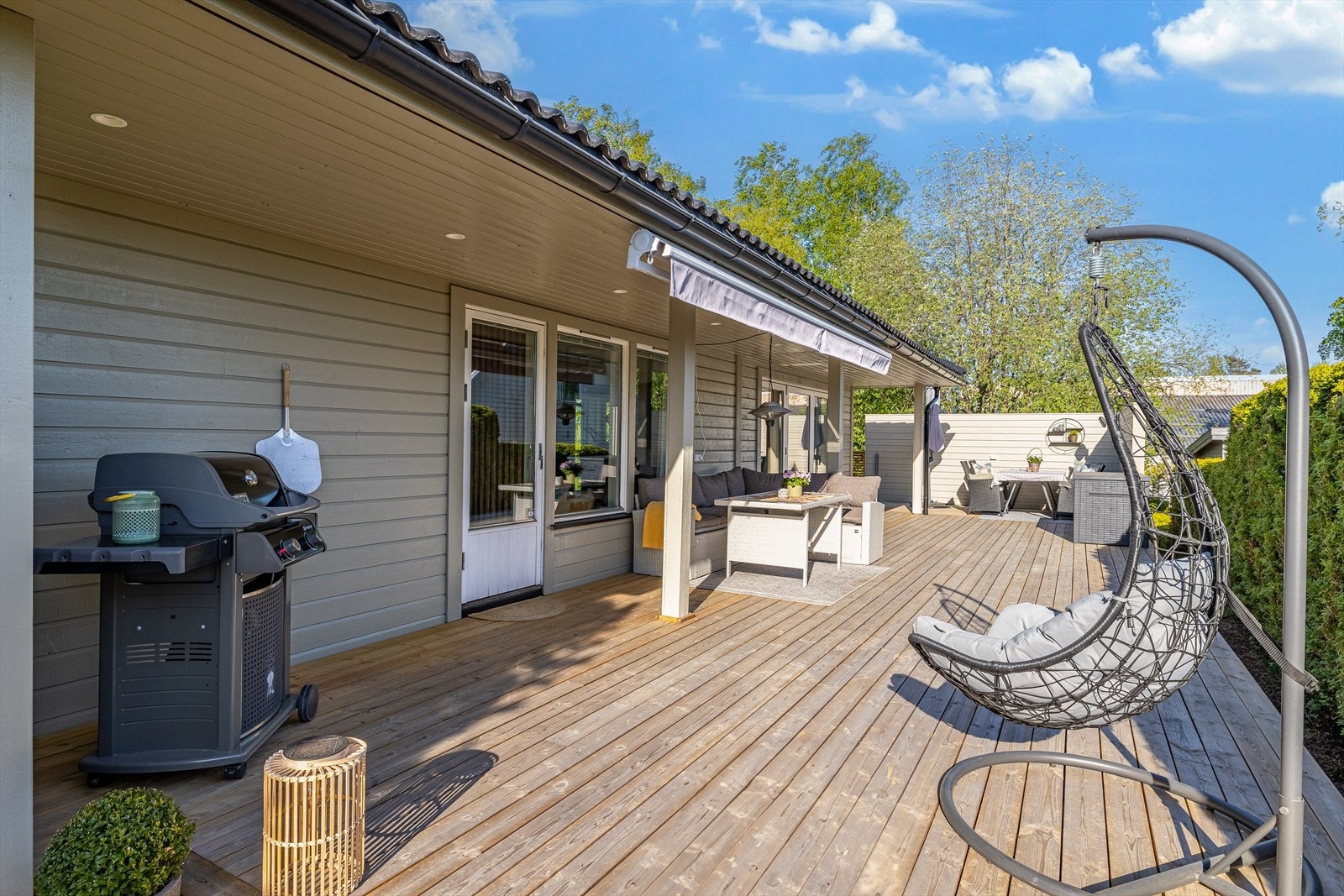 Det er gode solforhold på eiendommen, og dette gjenspeiler i eiendommens terrasseløsning og utemiljø hvor du sommerstid kan nyte solen til godt ut på kvelden. Galleribilde