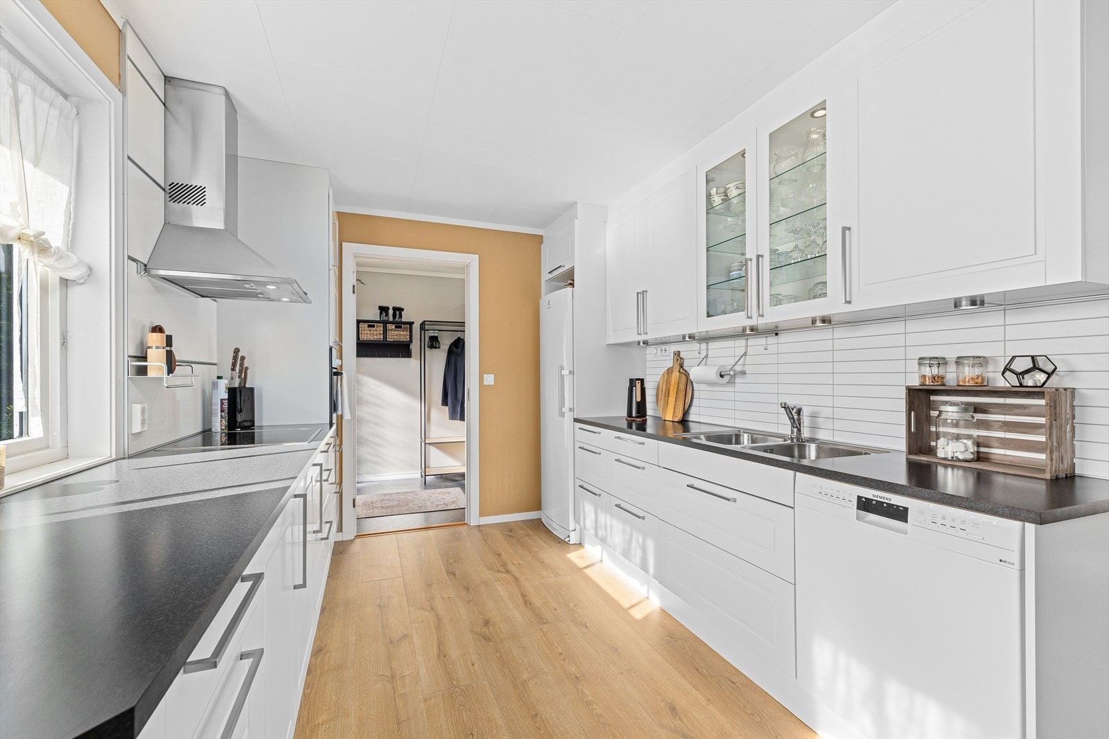 Kjøkkenet har innredning med profilerte fronter. Benkeplaten er av laminat med våtromsplater på vegg over benker. Galleribilde