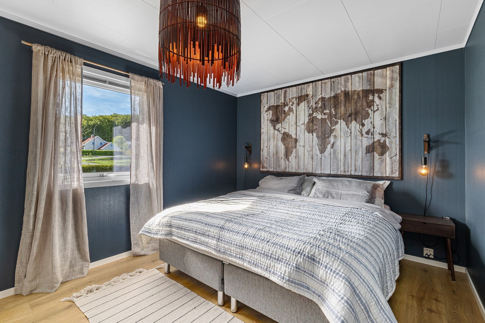 Delikat hovedsoverom med god garderobeløsning. Galleribilde