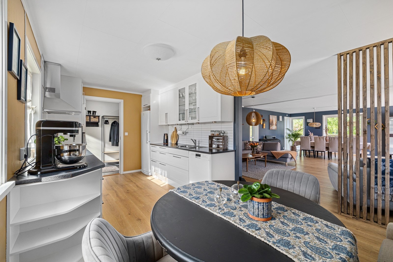 Spiseplassen er praktisk knyttet til det delikate kjøkkenet. Galleribilde