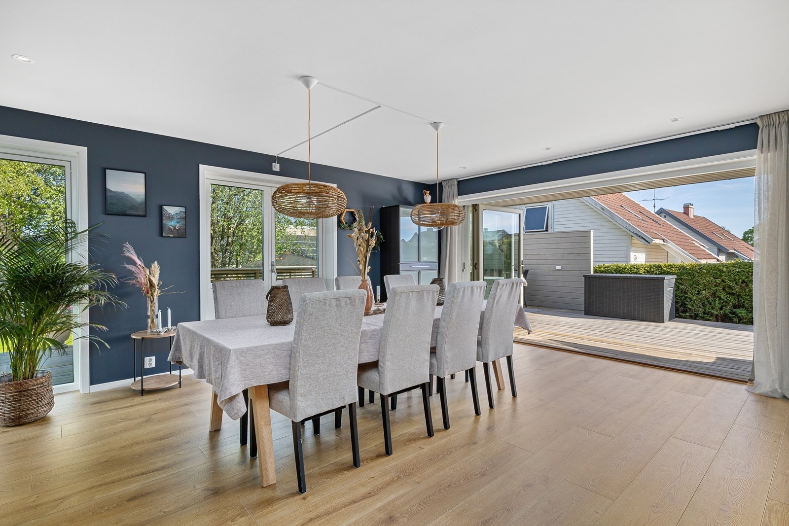 Store og mange vindusflater gjør boligen lys og trivelig. Galleribilde