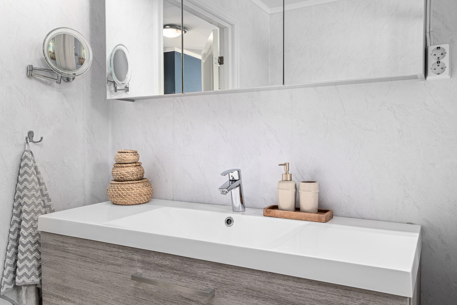 Innredet med stort servantskap, toalett og dusjkabinett. Galleribilde