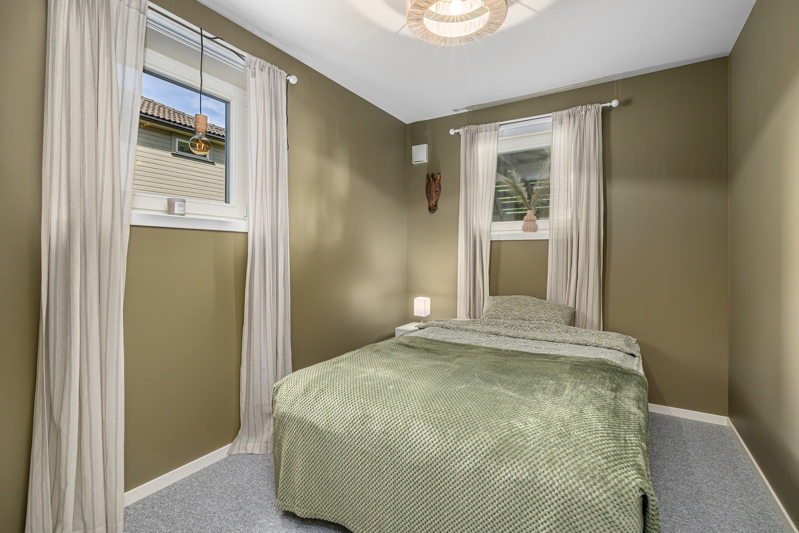 Det er nylig påbygget to nye soverom i kjeller. Galleribilde