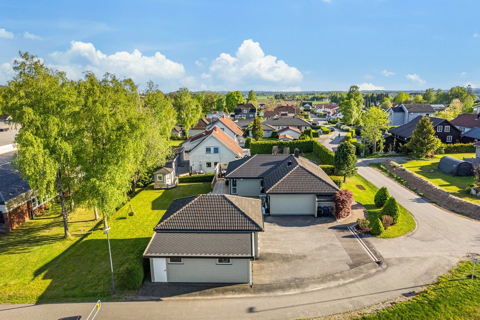 Boligen ligger fint plassert i et attraktivt og barnevennlig nabolag. Galleribilde