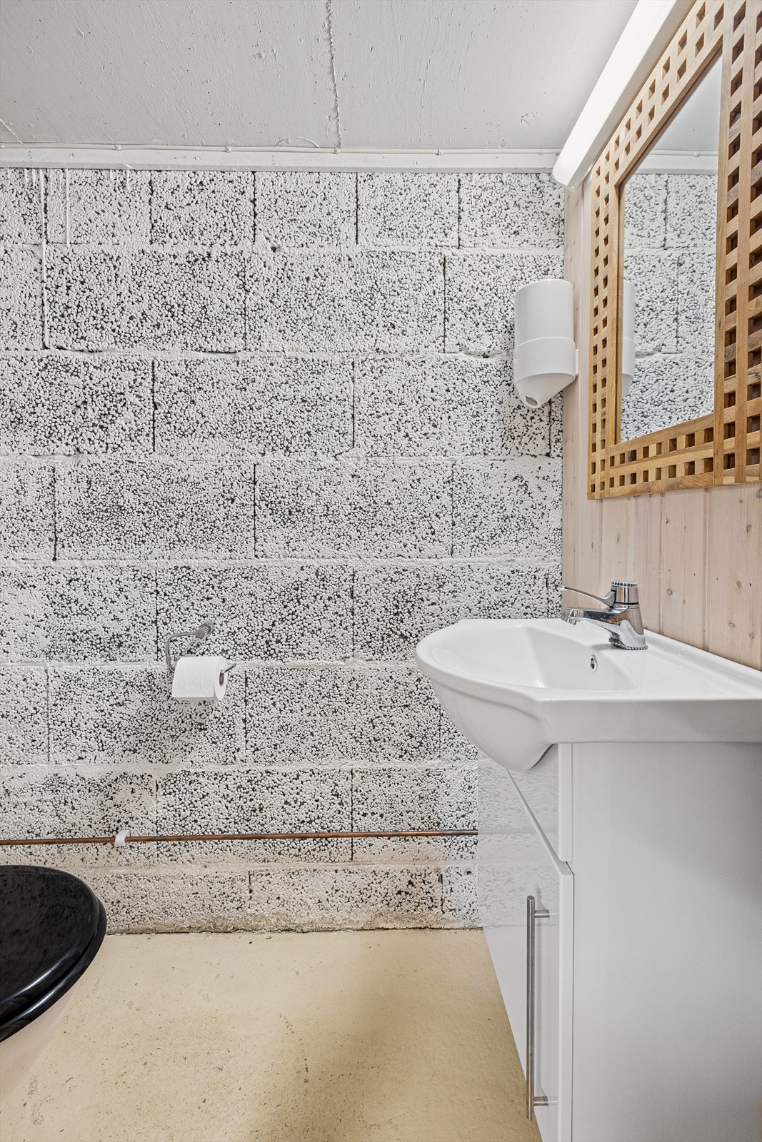 Toalettrom i kjellerrom under garasjen. Galleribilde