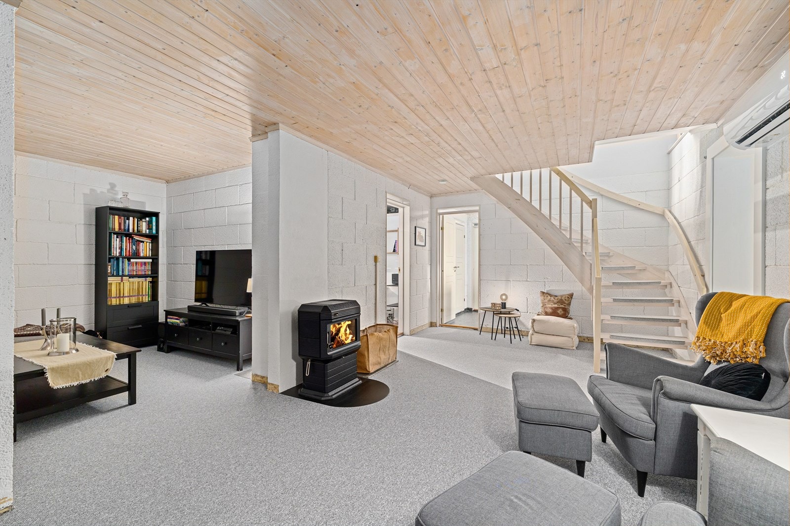 Kjelleren har en generøs takhøyde. Galleribilde