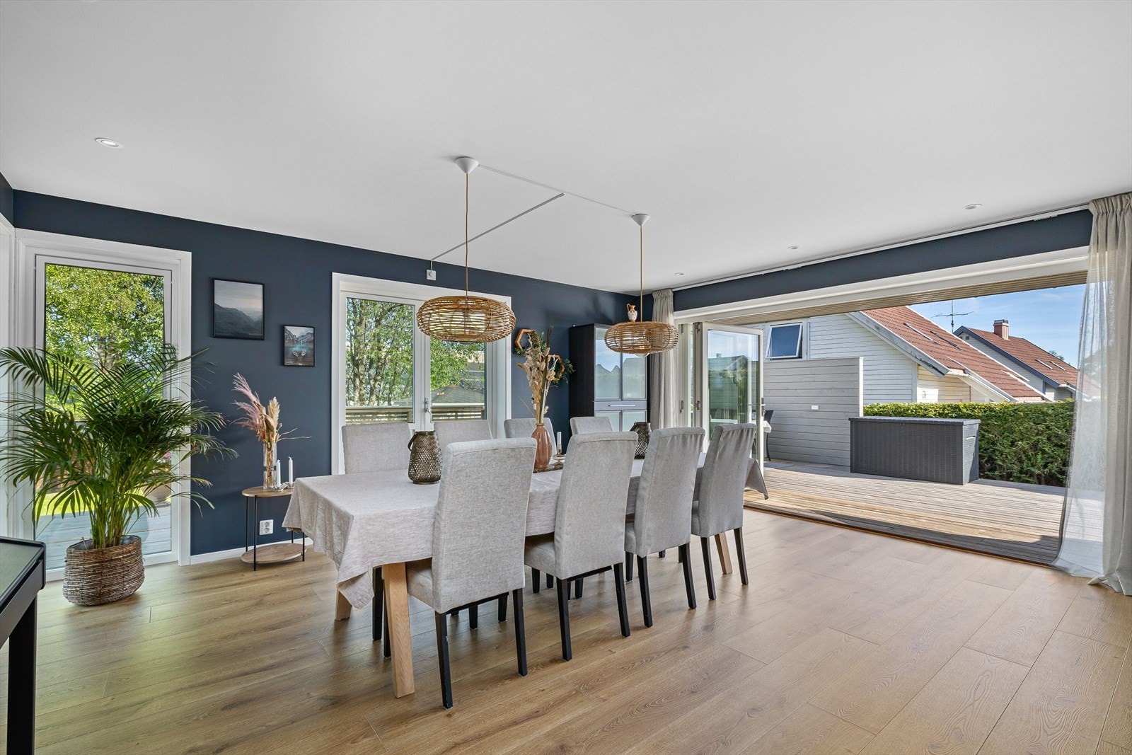 Stor terrasedør som kan skyves helt til siden og integrerer uteområdet på en særdeles god måte. Galleribilde