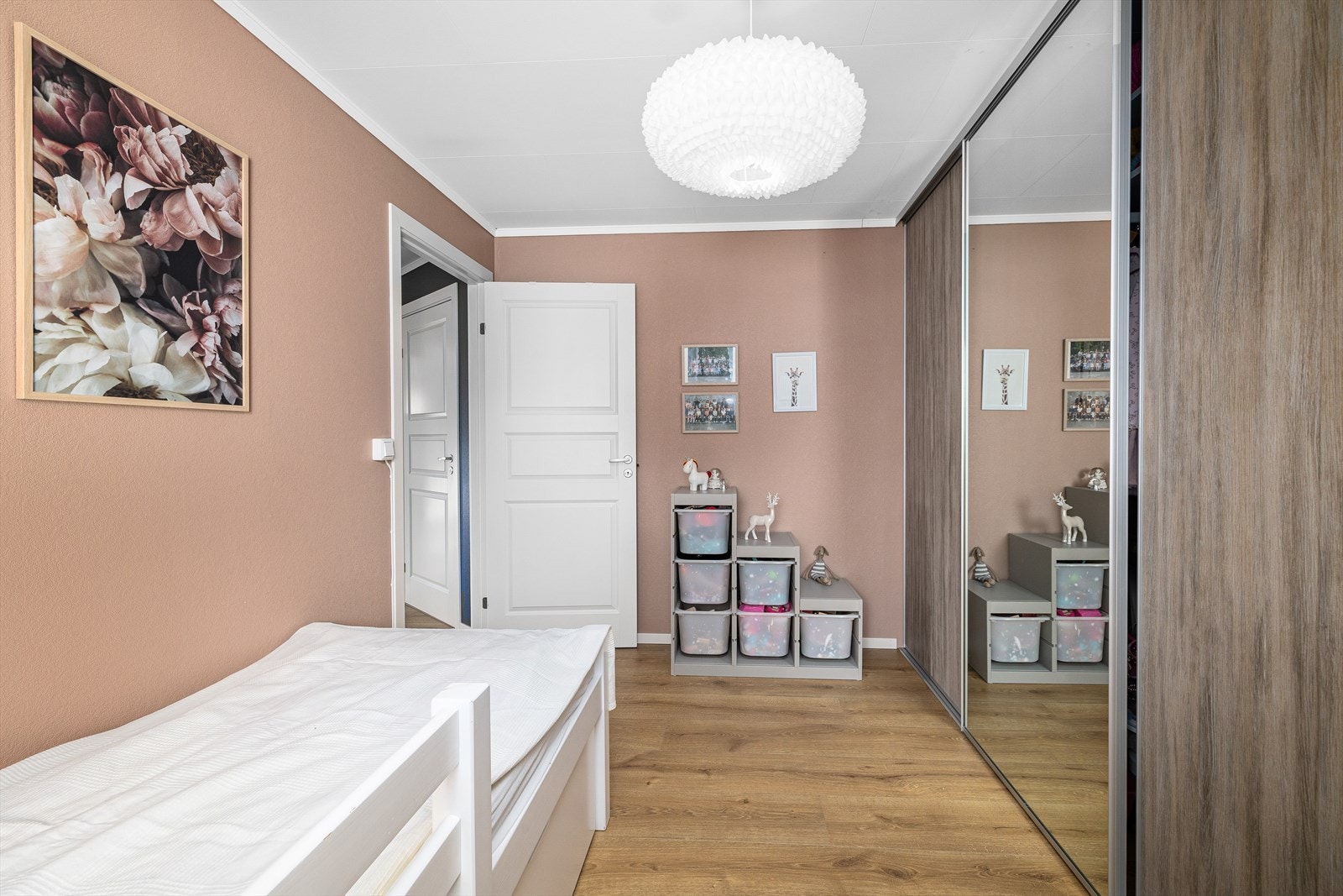 Boligen er innredet med to soverom i hovedetasjen. Galleribilde