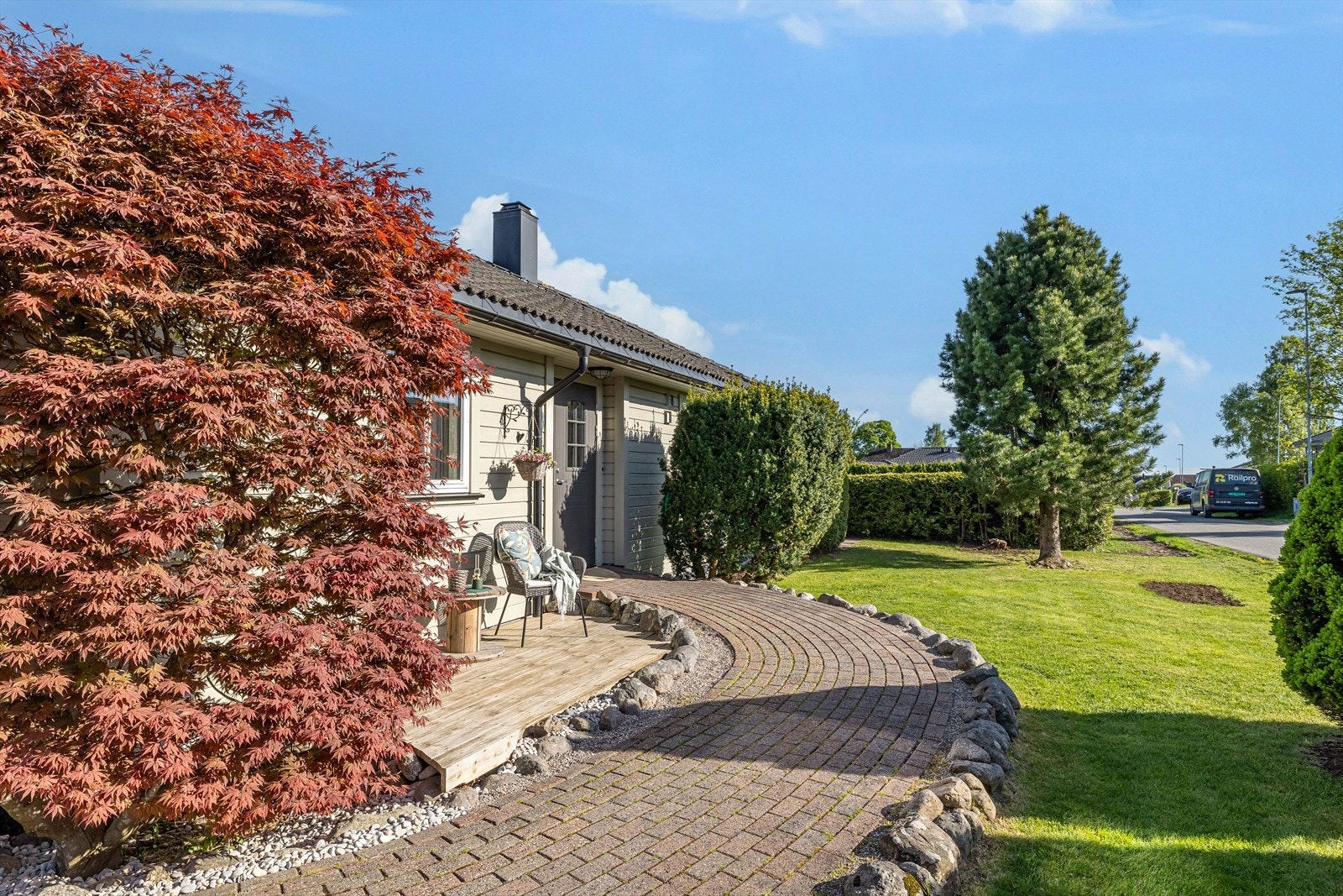 Innbydende inngangsparti med belegningsstein. Galleribilde