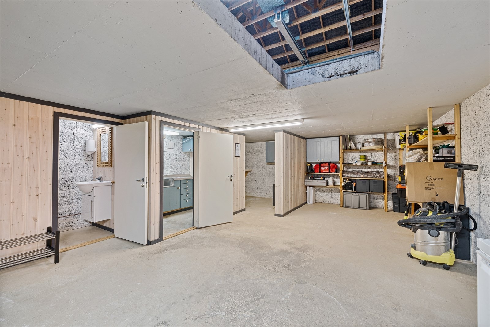 Kjellerrom med inngang fra hagen og brønn i gulv opp til garasjen med mulighet for verksted. Galleribilde