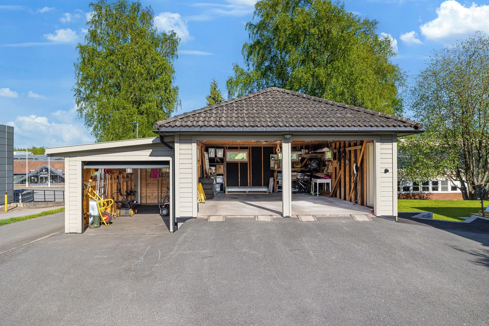 2 motoriserte leddheiseport med fjernåpner og elbil lader. Galleribilde