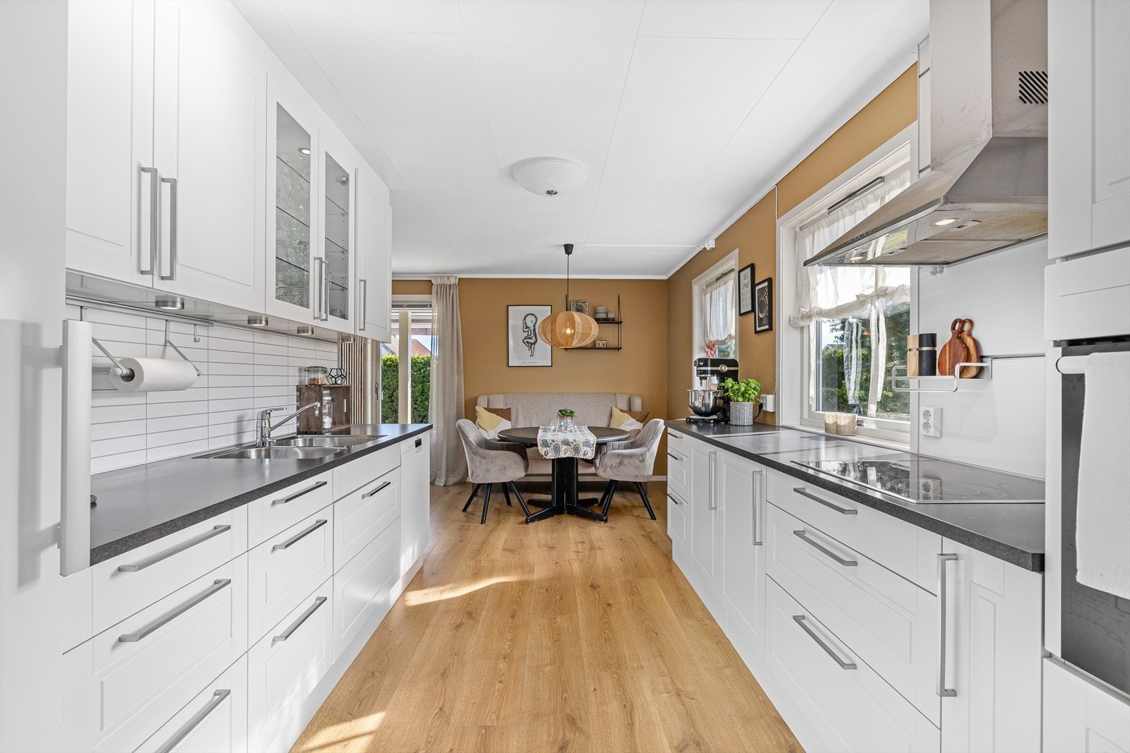 Kjøkkenet er et imponerende innholdsrikt rom med sosial løsning. Galleribilde