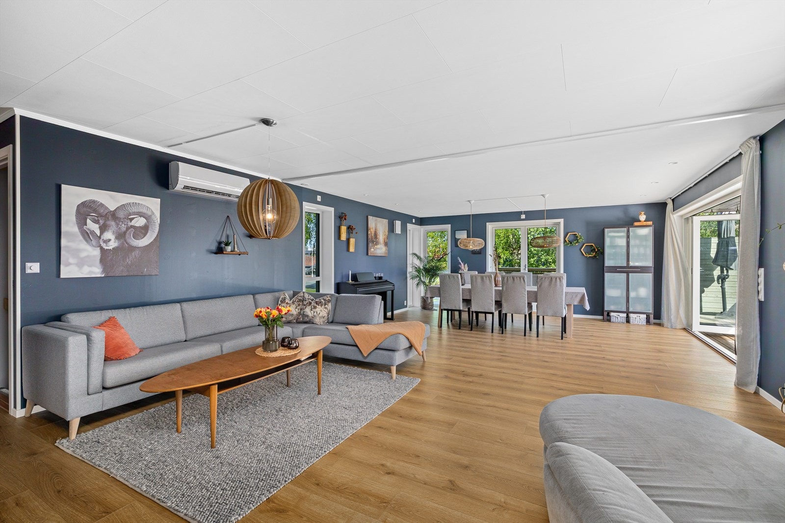 Stuen er delikat og lekker med gode møbleringsmuligheter. Ny kvalitets laminat på gulver og malte vegger. Galleribilde