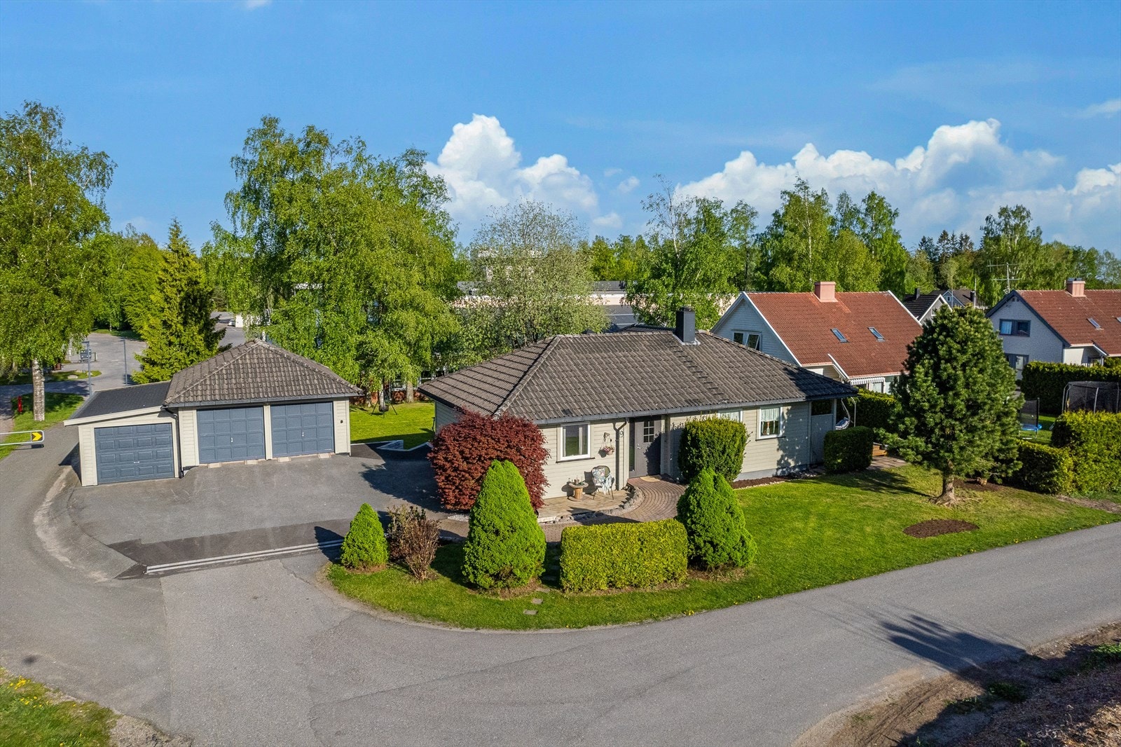 Innholdsrik enebolig med stor terrasse, barnevennlig hage og romslige garasjer. Galleribilde