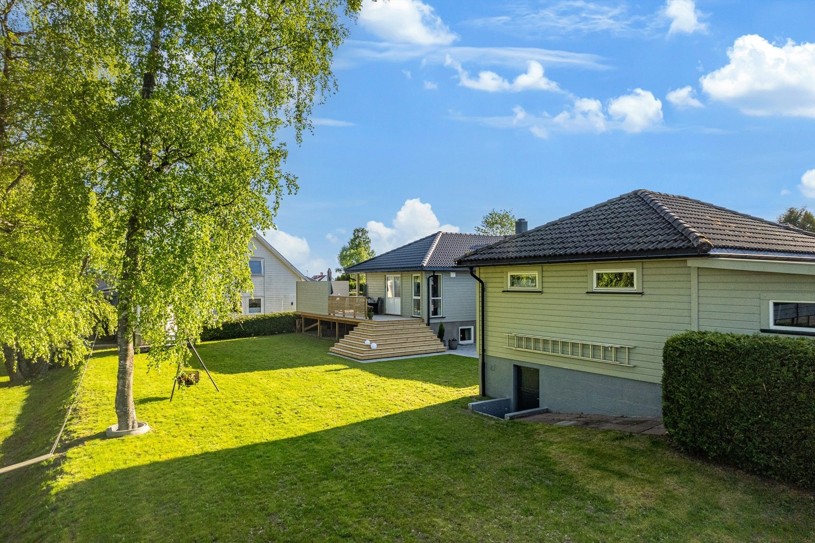 Nydelig eiendom i flotte omgivelser med stor tomt og gode solforhold. Galleribilde
