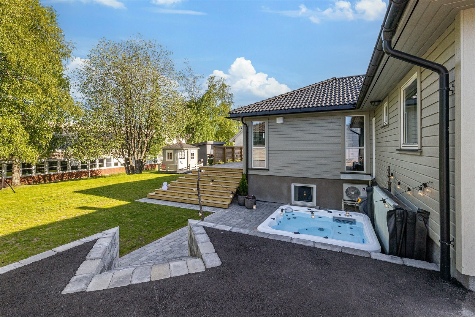 Nydelig opparbeidet hage, og flott steinsatt terrasse med jacuzzi. Galleribilde