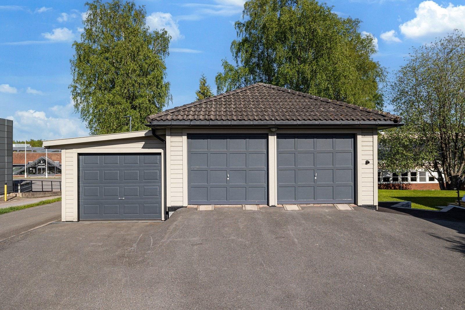 Garasje i treverk med lettklinker blokker som grunnmur på den store garasjen. Galleribilde