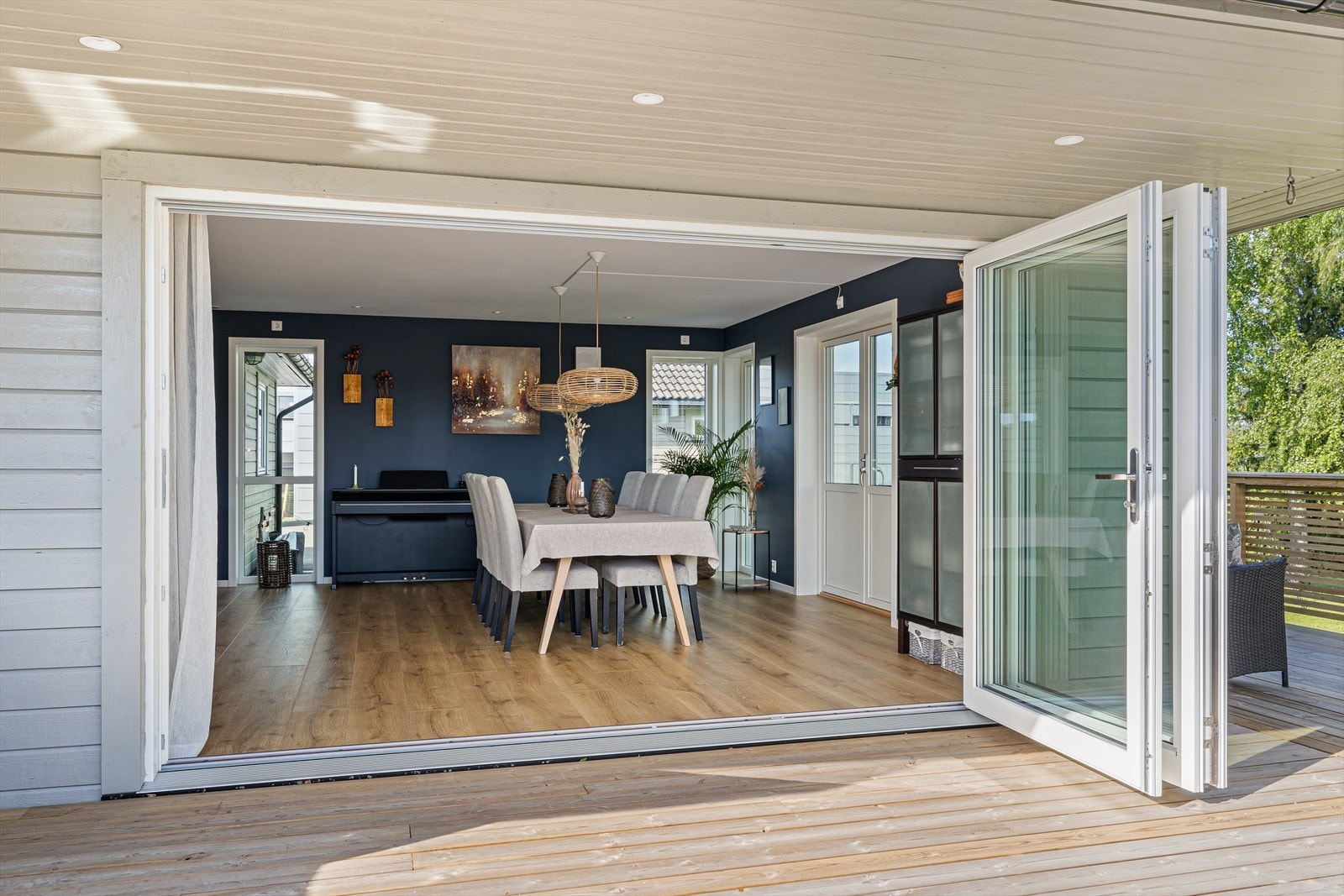 Her kan man kan samle familie og venner til hyggelig samvær med god plass til langbord både ute og inne. Galleribilde