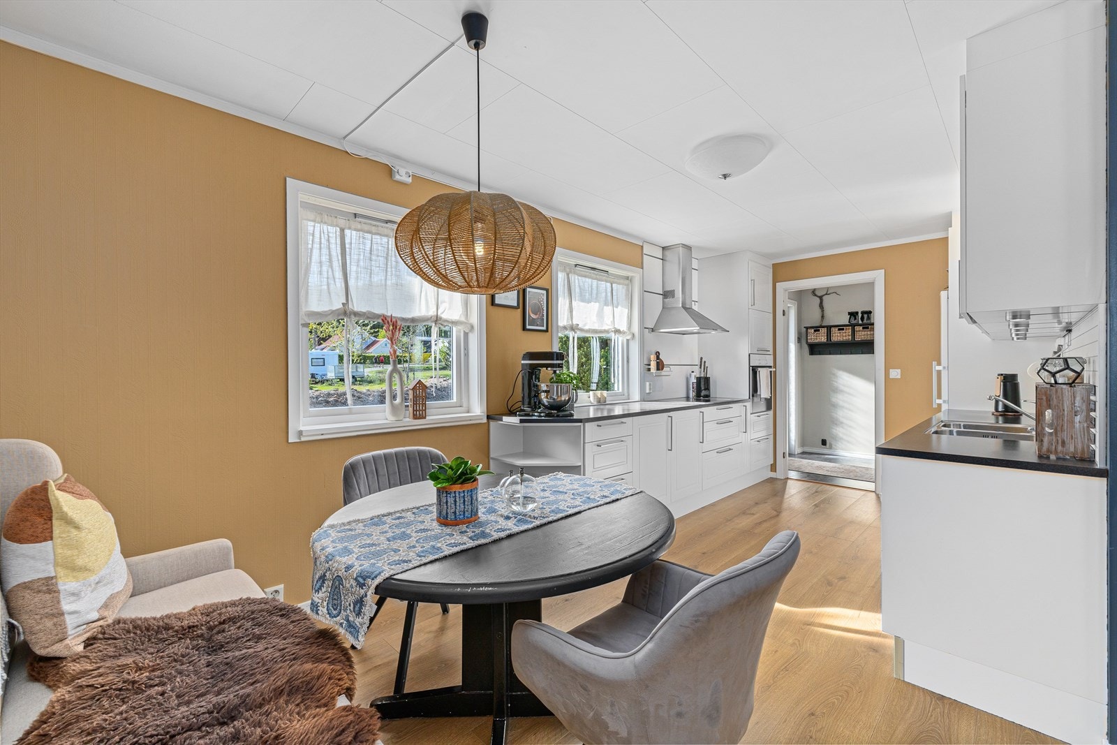 Hyggelig spiseplass på kjøkkenet. Galleribilde