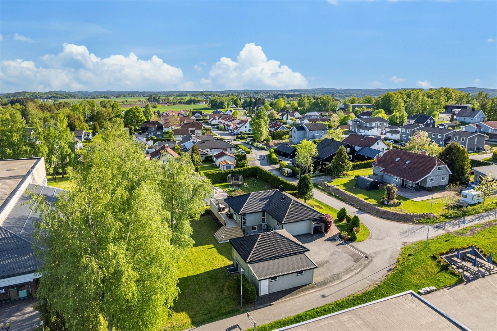 Her bor man fint til med stor hage som innbyr til mye lek og moro. Stor asfaltert gårdsplass, og tre garasjeplasser. Galleribilde