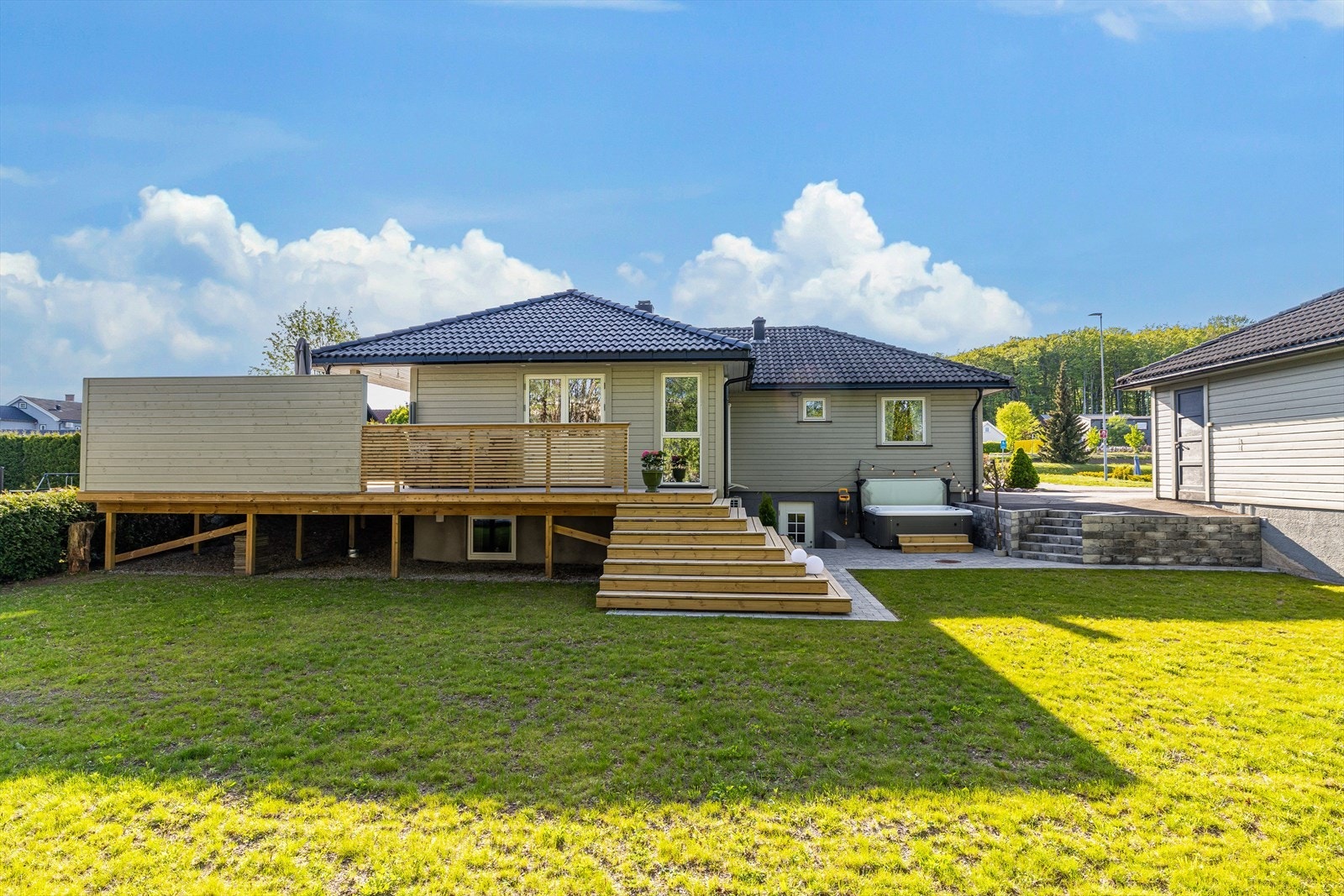Stor og solrik terrasse med tilkomst til stor og skjermet hage. Galleribilde