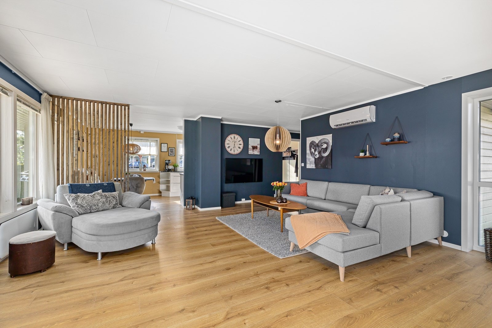 Stuen er i moderne utførelse i minimalistisk design. Galleribilde