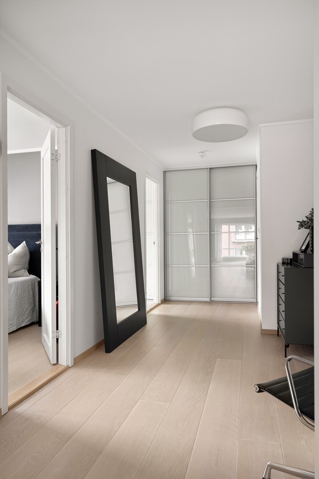 Romslig hall er i dag innredet med kommode og stort speil. Galleribilde