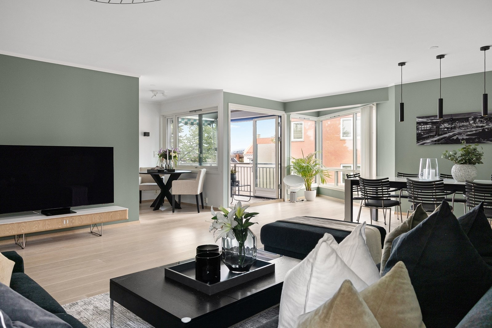 Boligens planløsning gjør den enkel å innrede med frokostbord, større spisebord og sofa. Galleribilde