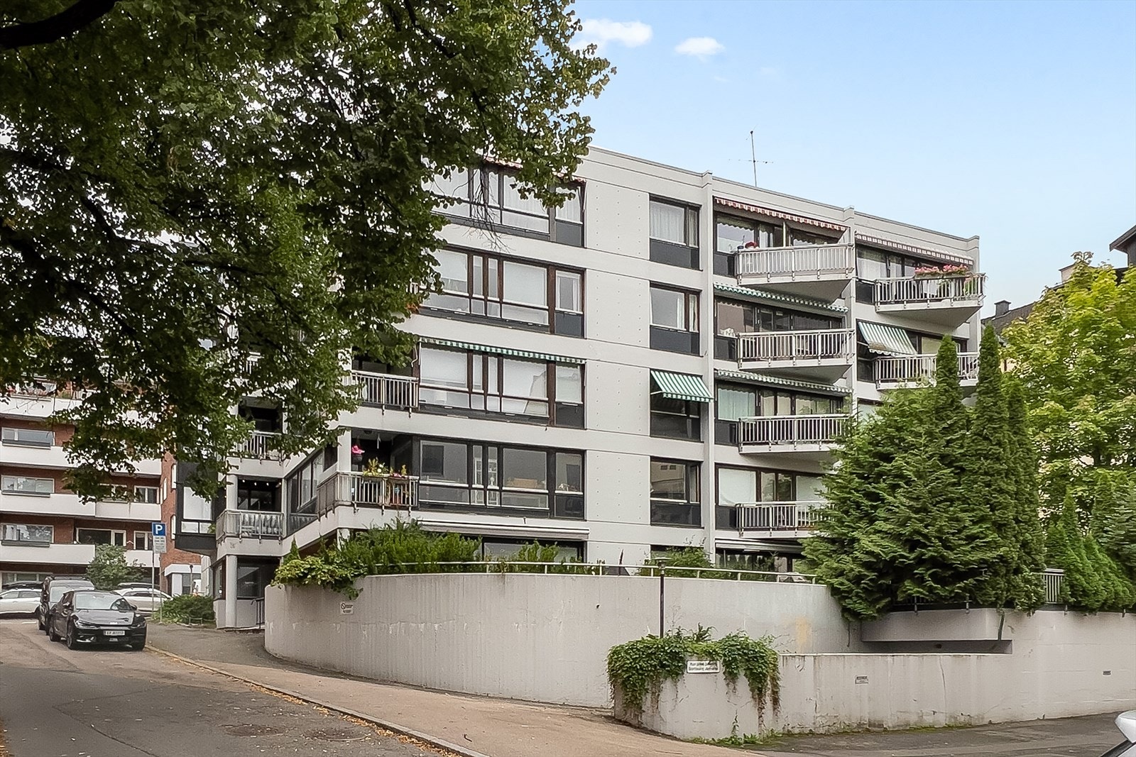 Bygården har en god beliggenhet på et høydedrag sentralt på Majorstuen, med nedkjøring til sameiets parkeringskjeller. Galleribilde