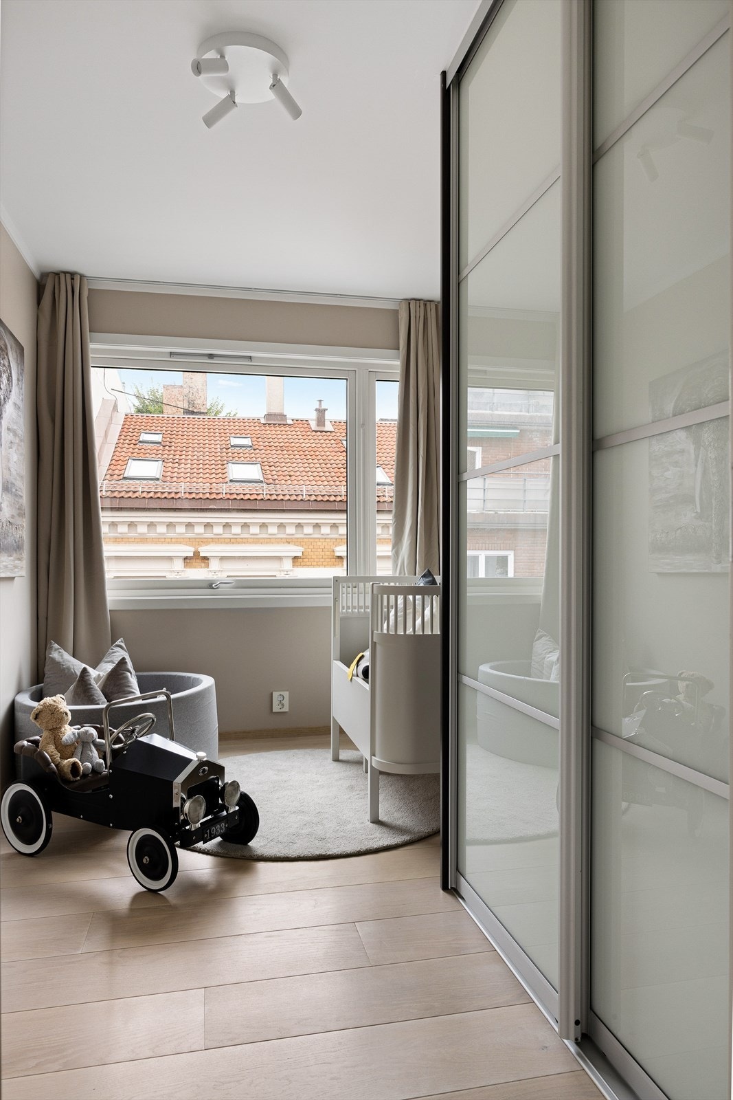 Soverom 2 benyttes i dag som barnerom og har stor skyvedørsgarderobe. Galleribilde