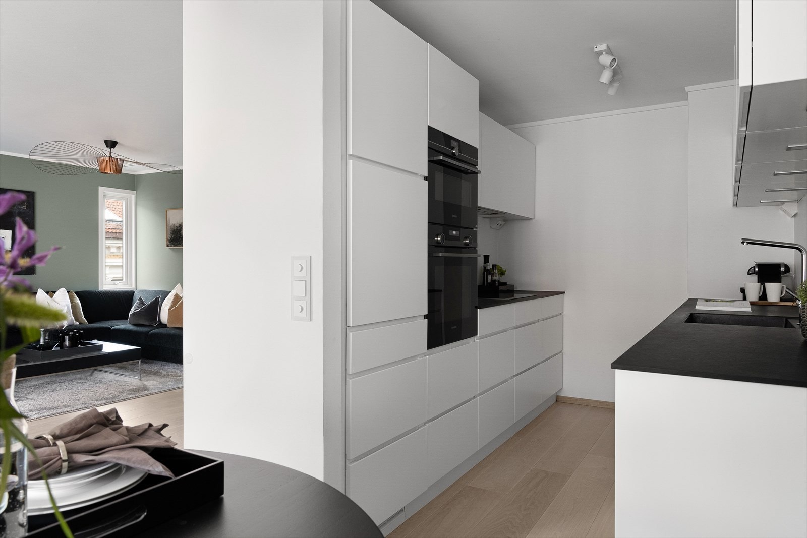 Hvit kjøkkeninnredning fra Kvik har integrerte hvitevarer fra Siemens. Galleribilde