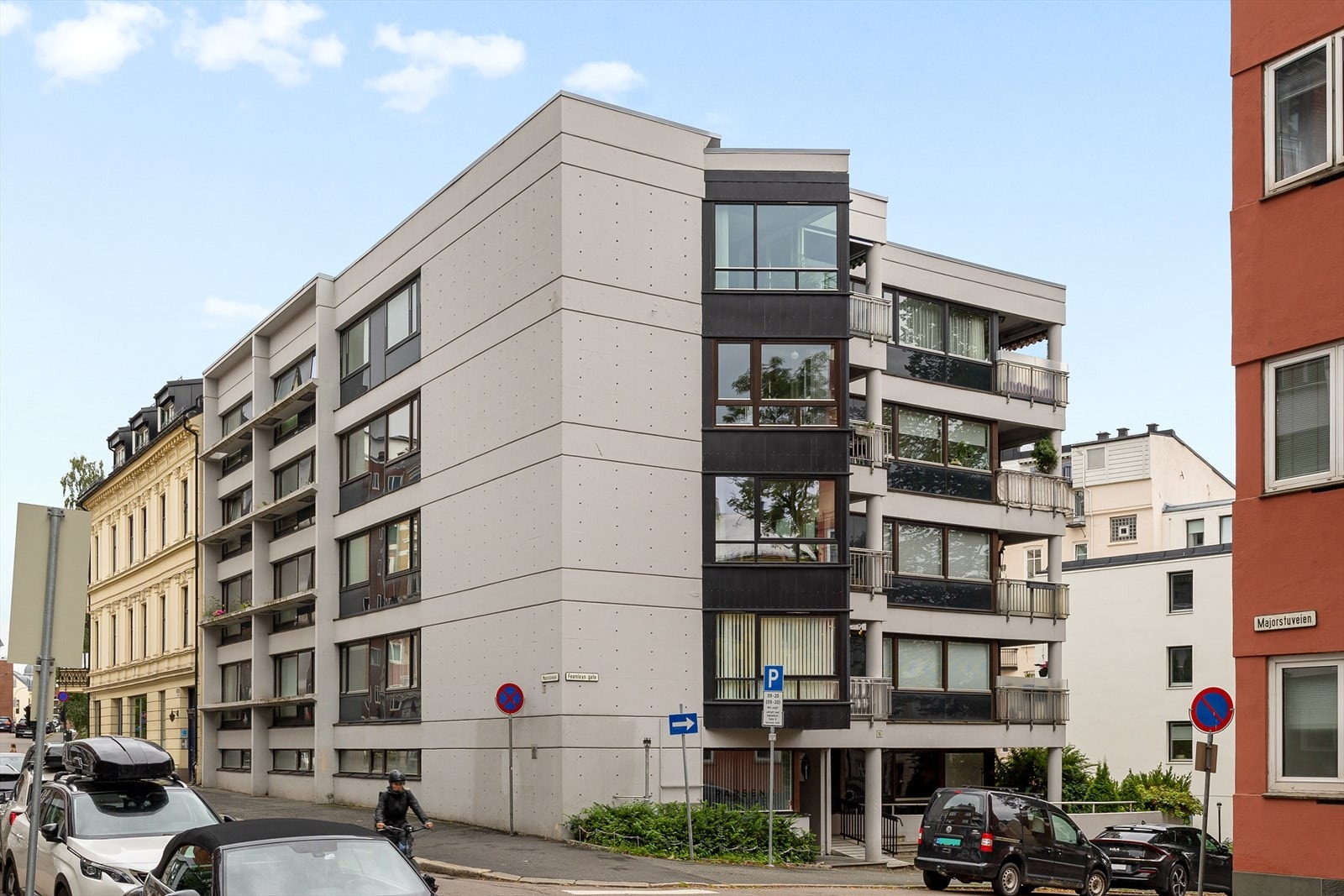 Bygården ble tegnet av Torp og Torp arkitektkontor og har trappefri adkomst. Galleribilde