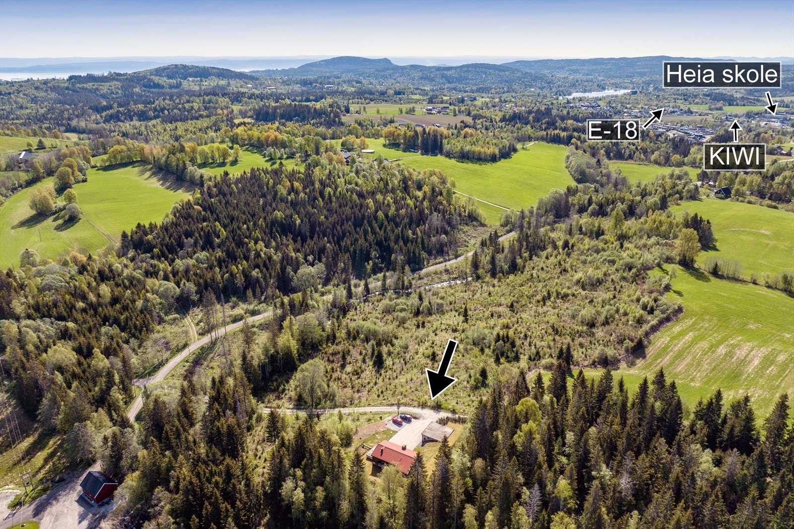 Her bor du landlig og tilbaketrukket i naturskjønne omgivelser, med enkel påkjøring til E18. Piler viser ikke nøyaktig plassering. Galleribilde