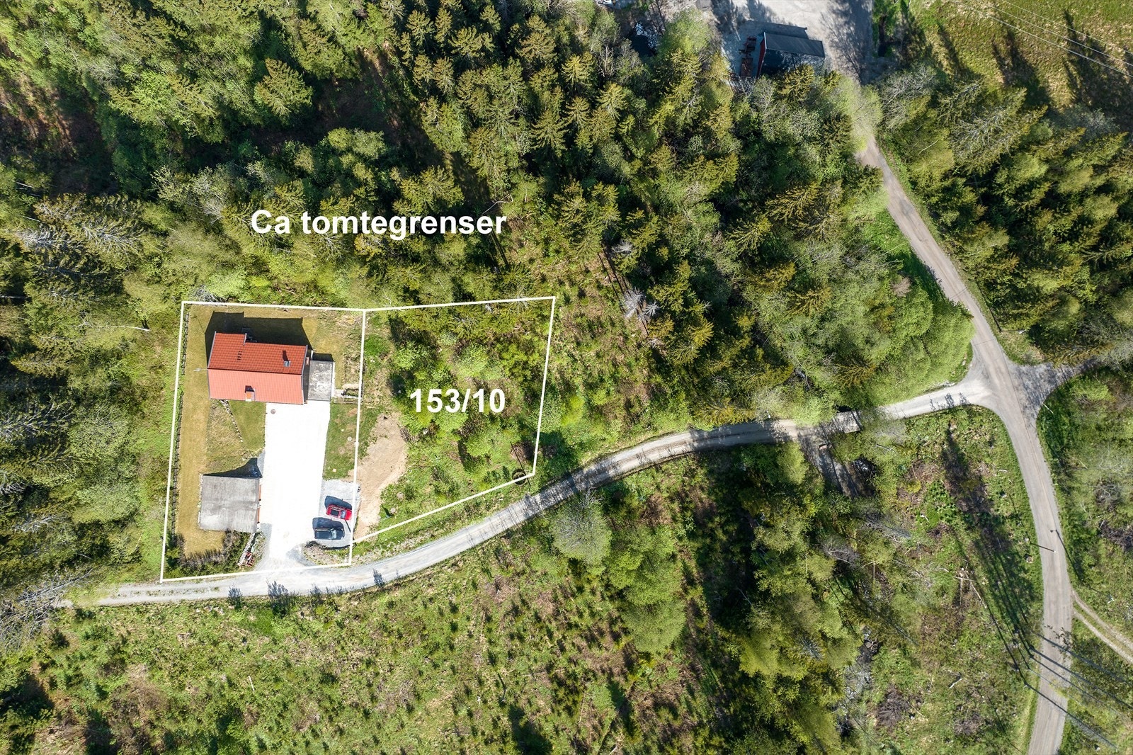 Tomten er lett skrånende, og måler 945 kvm. Galleribilde