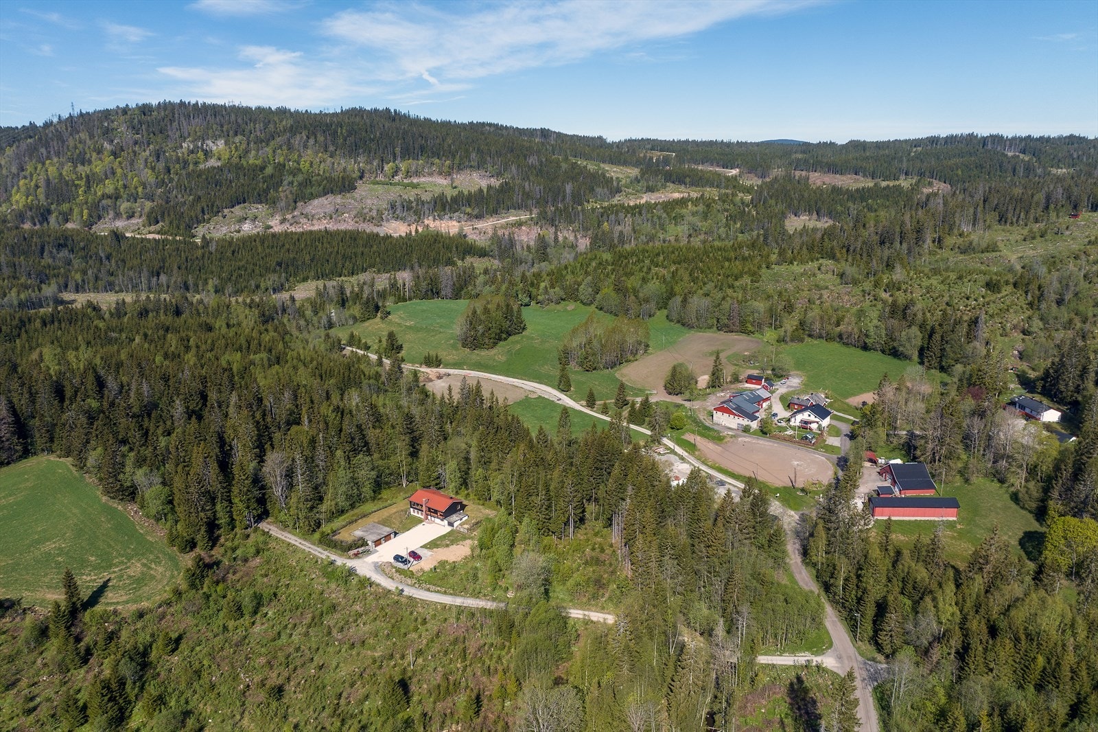 Landlig men også sentralt med kun 7 minutter til E18, ny Kiwi, La trattoria restaurant, Heia barneskole mm. Galleribilde