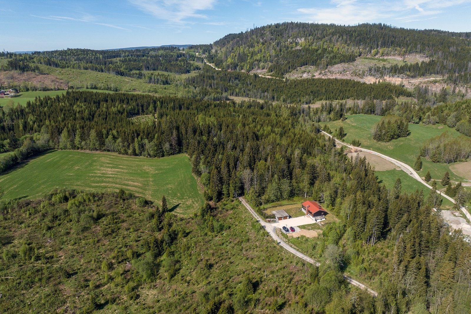 Umiddelbar nærhet til marka med flott turterreng hele året. Verdt å nevne er Kraftkollen/ Glasåsen. Galleribilde