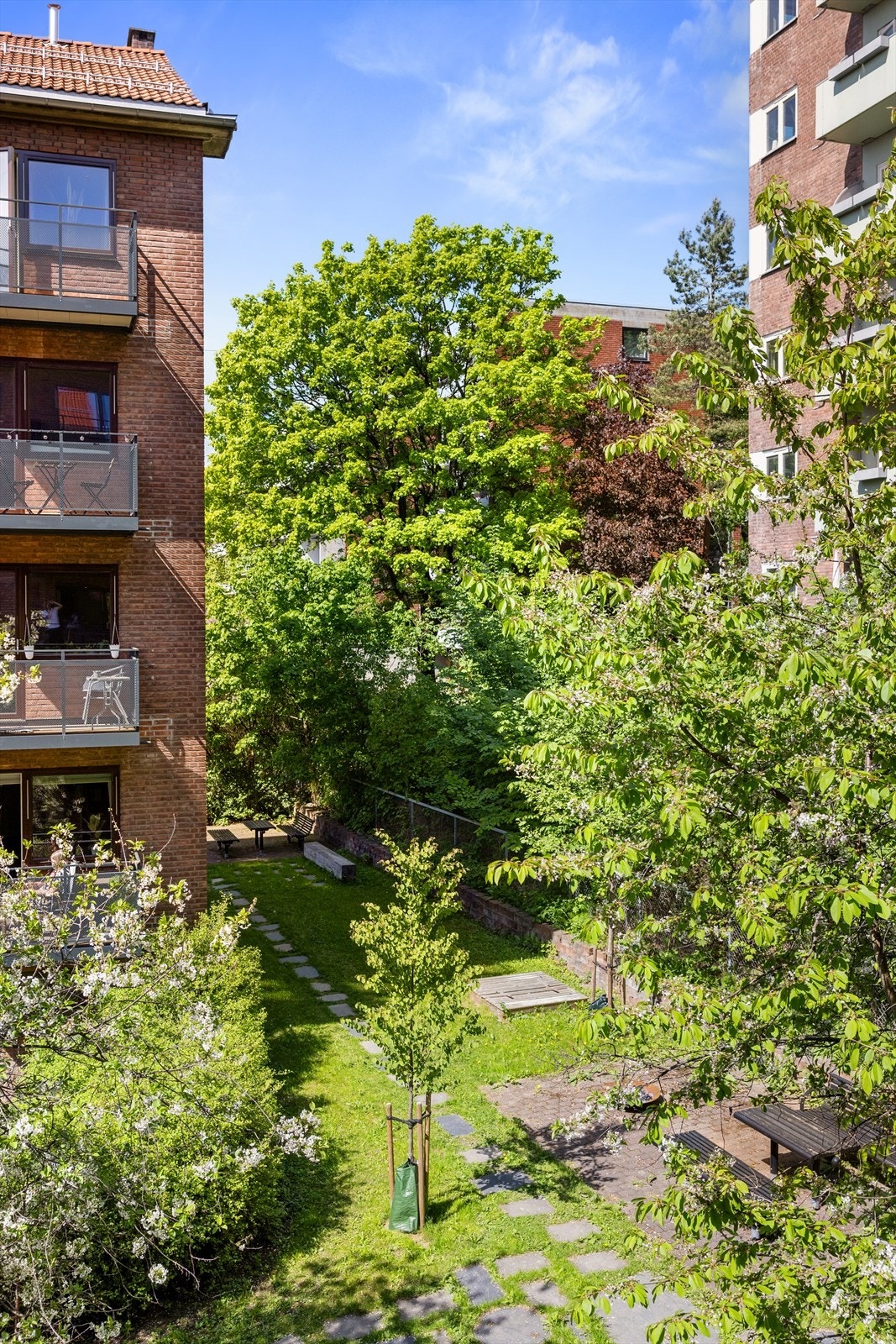 Balkongen vender mot rolig fellesområde. Galleribilde