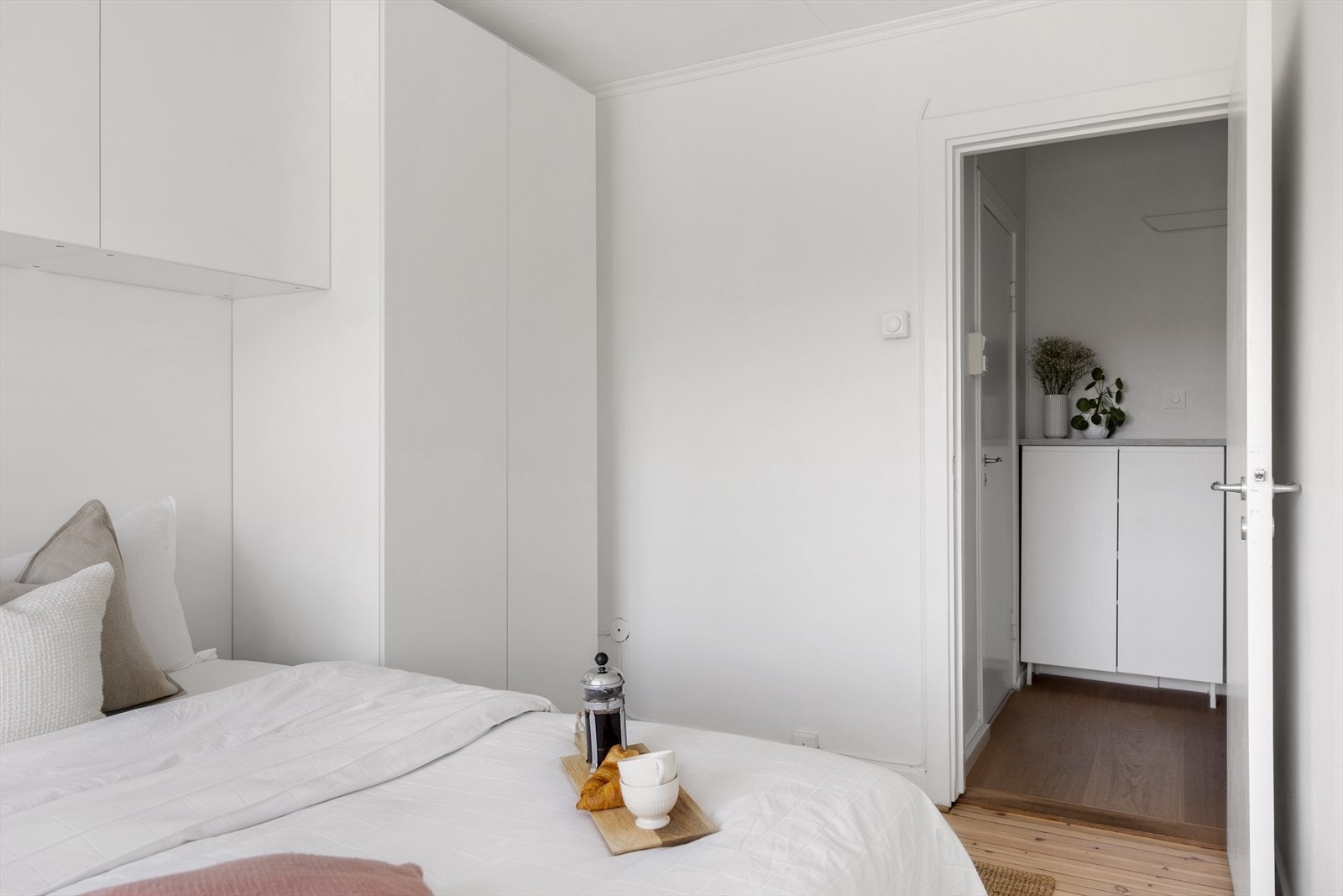 Garderobeskapene på begge sider av sengen, samt skapet over sengen, gir svært gode oppbevaringsmuligheter. Galleribilde