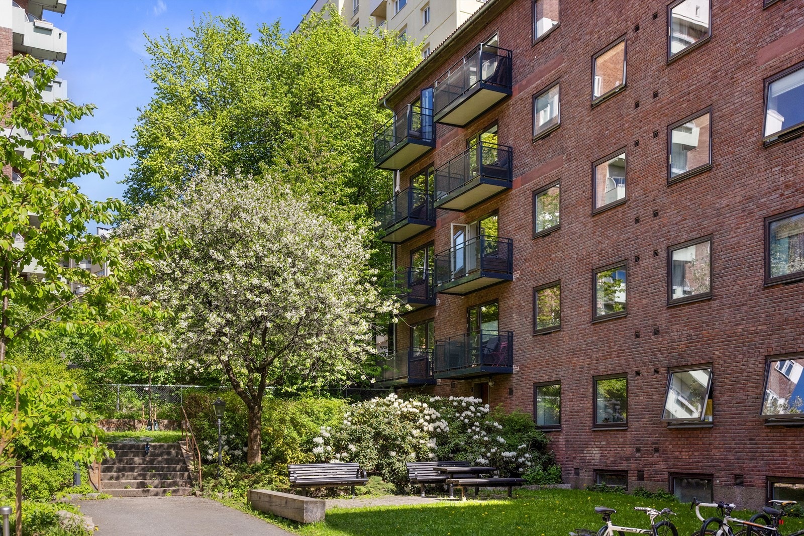 Borettslaget har svært hyggelige fellesområder med flere sittegrupper. Galleribilde