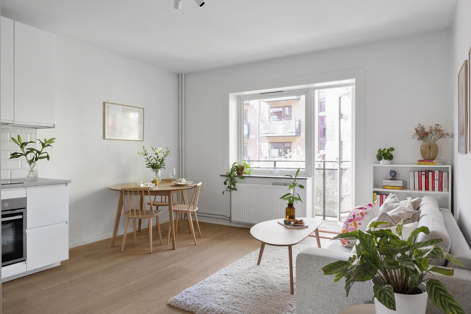 Planløsningen åpner opp for flere møbleringsmuligheter med god plass til sofagruppe, TV-møbler og spisebord med tilhørende stoler. Galleribilde