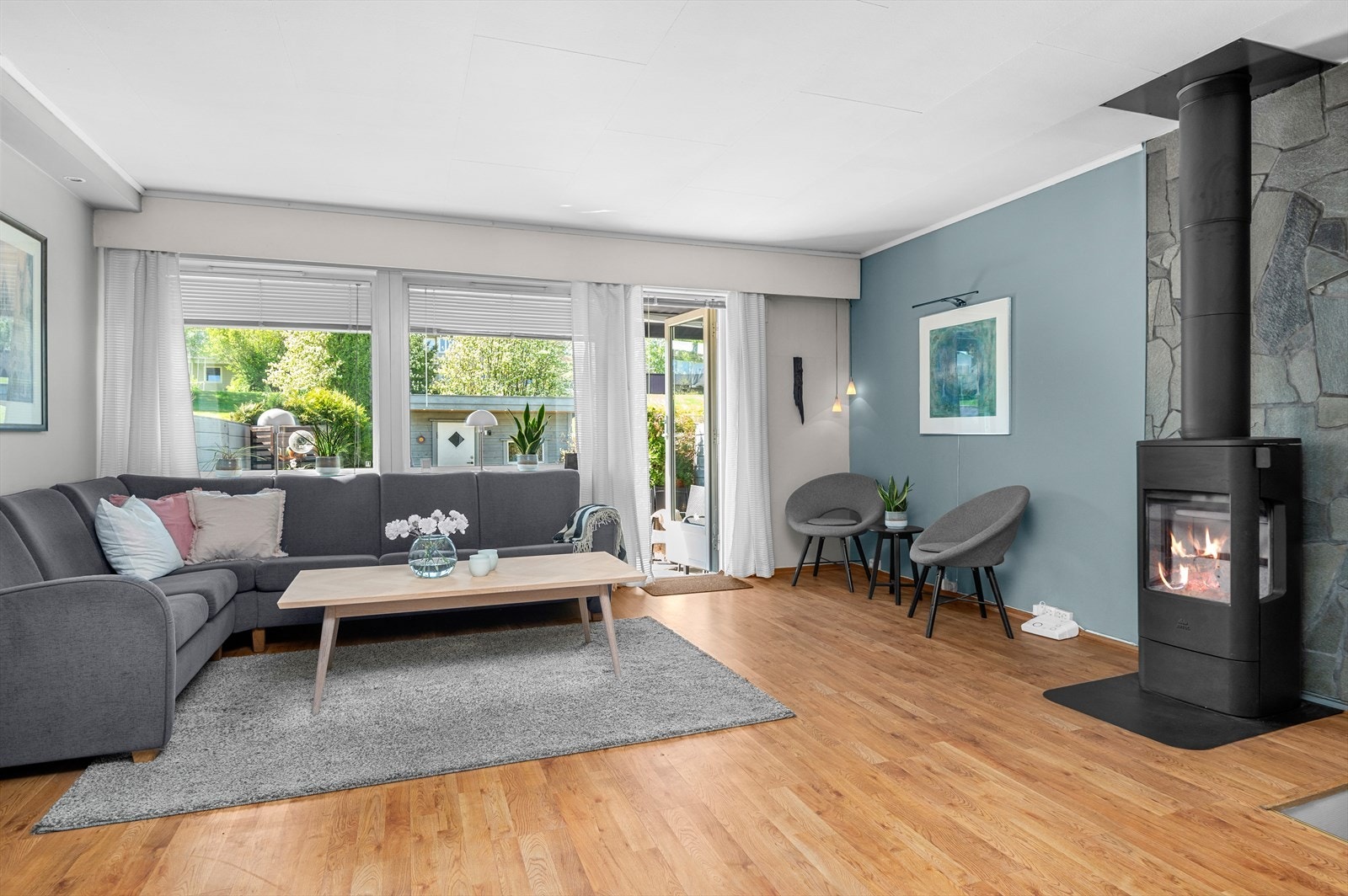 Stuen måler hele 27,5m² og byr på rause vindusflater som sørger for rikelig med naturlig lysinnslipp. Det er direkte adgang til terrassen fra stuen. Galleribilde