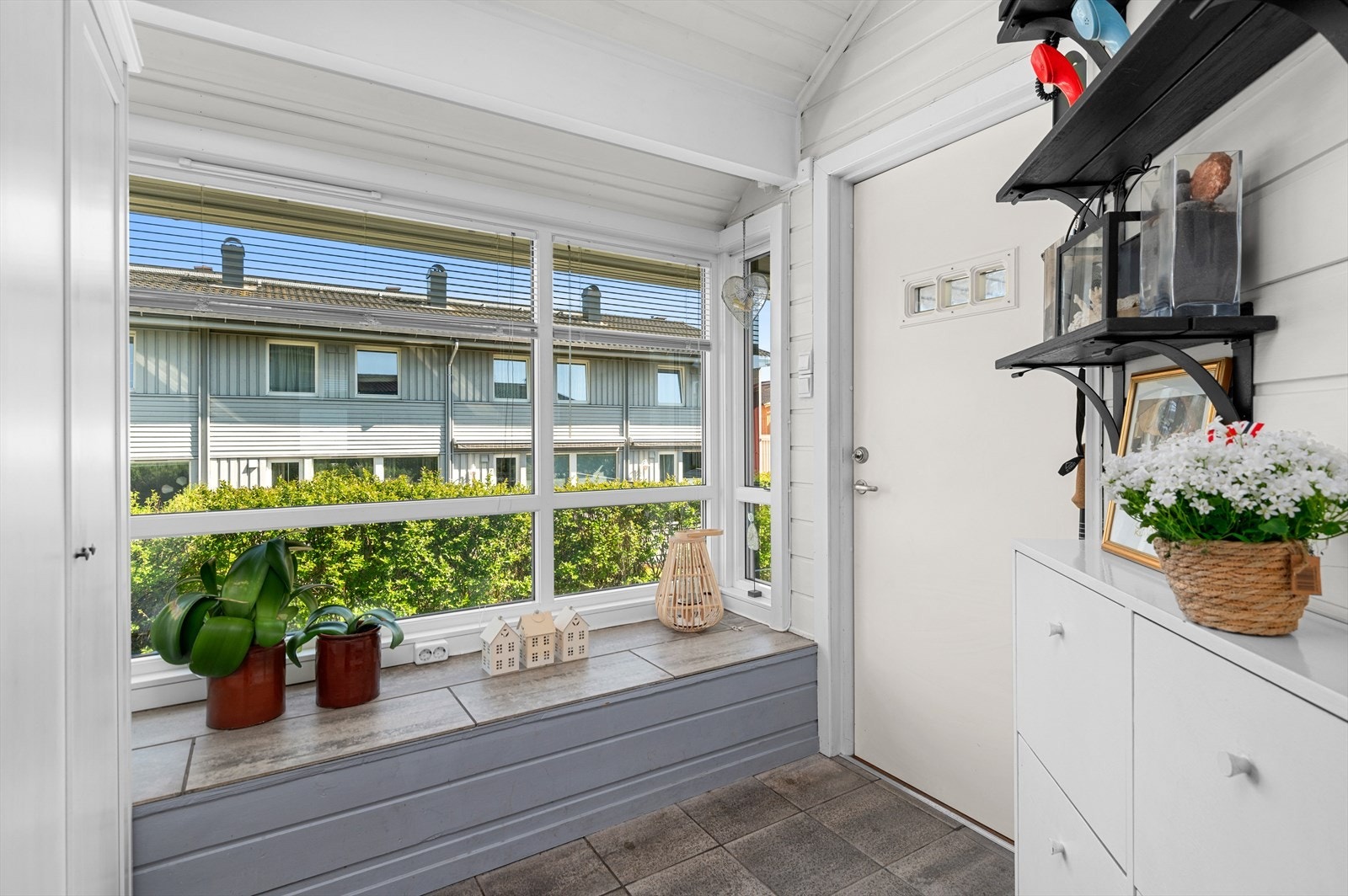 Entré på 5,5m², dette gir rikelig med plass for oppbevaring av sko og yttertøy. Det er etablert varmekabler på gulv ved entré. Galleribilde