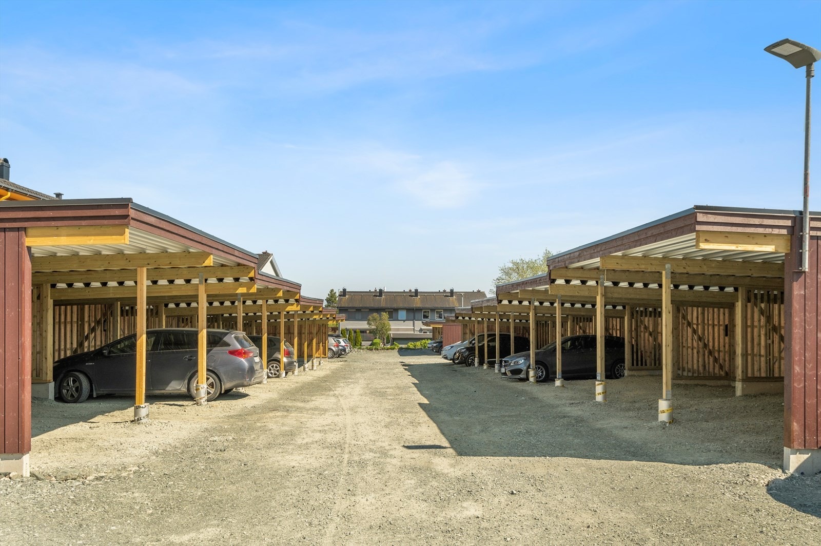 Garasjeplass for beboerne i Tingsletta borrettslag, tildeling av parkeringsplass skjer ved søknad til styret. Galleribilde