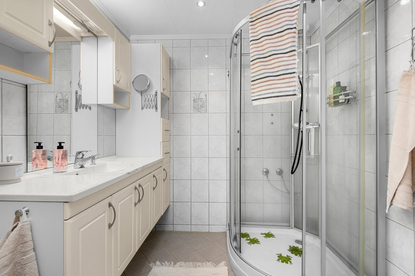 Pent flislagt baderom på 5,1m² med gulvvarme som varmekilde. Galleribilde