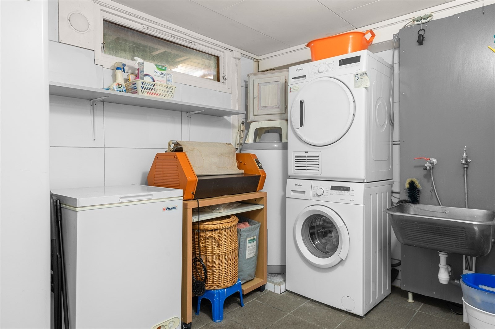 Praktisk vaskerom på 6,1m² med opplegg for vaskemaskin og tørketrommel. Det er etablert et toalettrom på 1,8m² ved vaskerommet. Galleribilde