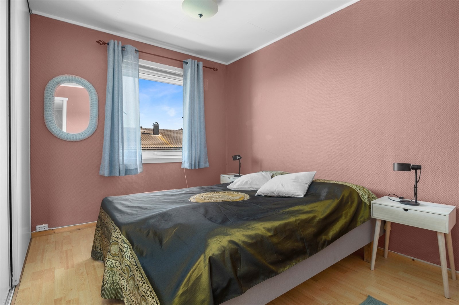 Det er tre soverom i rekkehuset, disse måler hhv. 15,1m², 10,3m² og 5m². Hovedsoverommet måler 10,3m² og her får du god plass til både dobbeltseng, skrivepult, samt skyvedørsgarderobe. Galleribilde