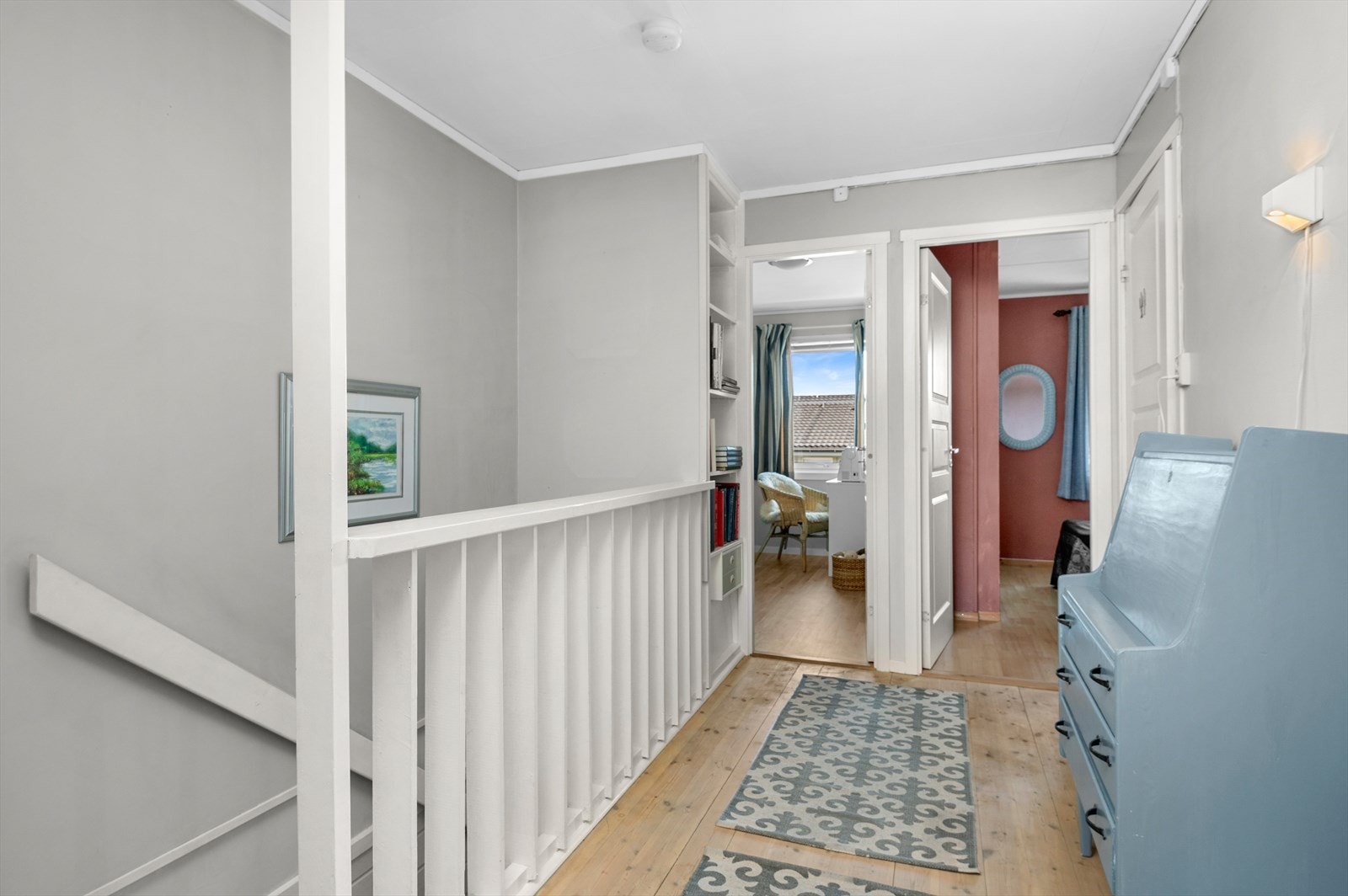 2. etasje består av 3 soverom, separat toalettrom, baderom og gang. Galleribilde