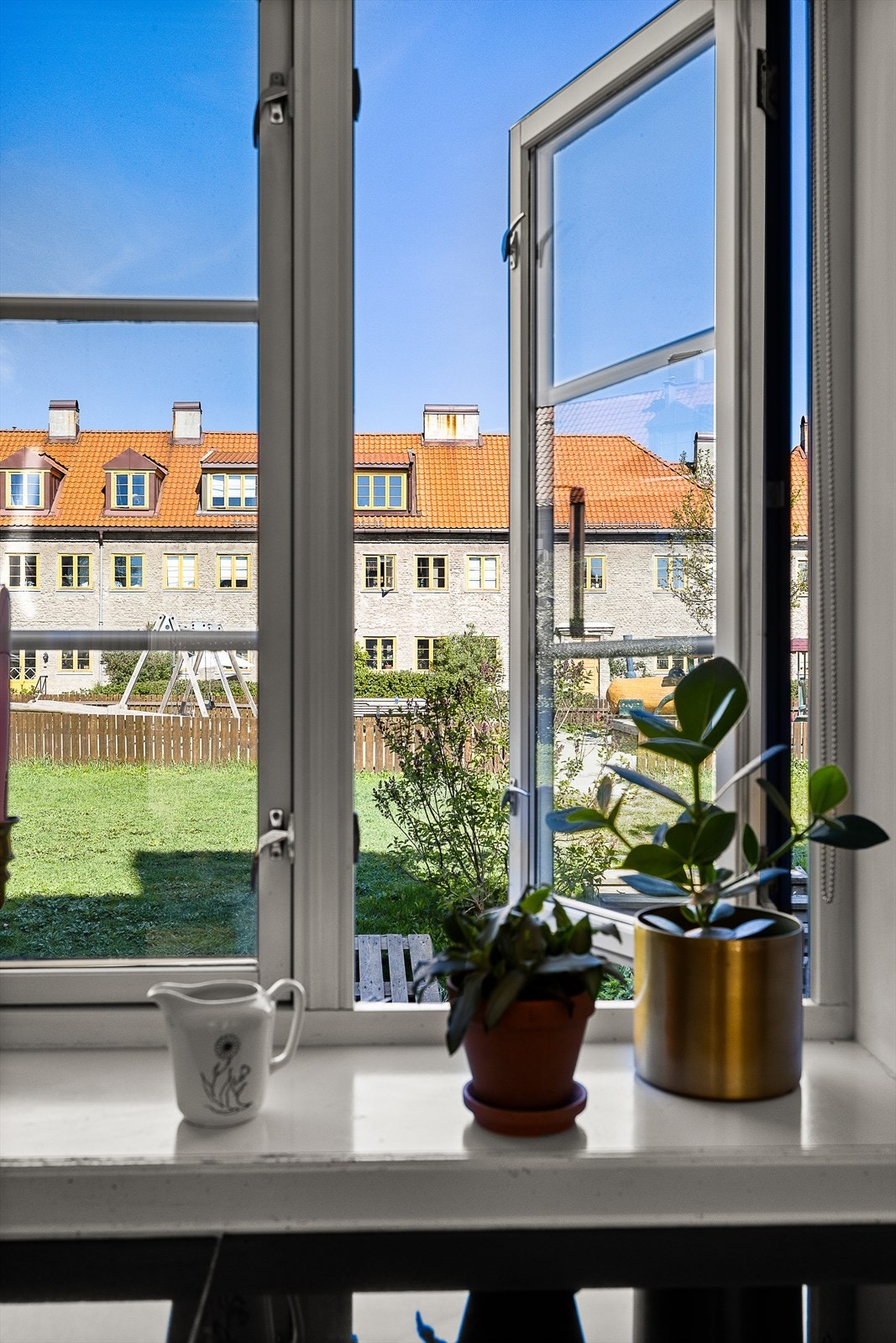 Pent utsyn mot indre gårdsrom fra kjøkkensiden. Galleribilde