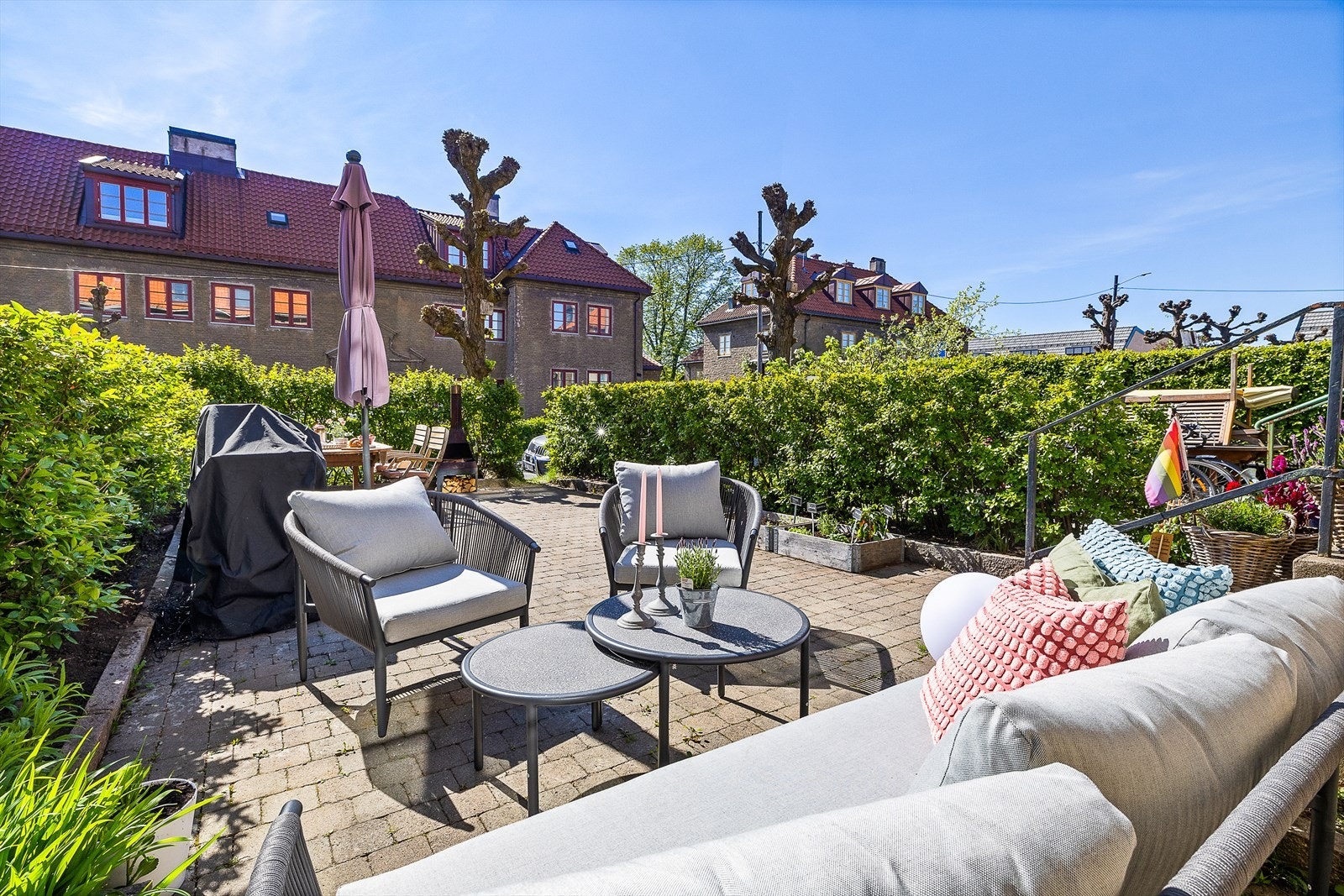 Sommerstemning i hagen. Galleribilde