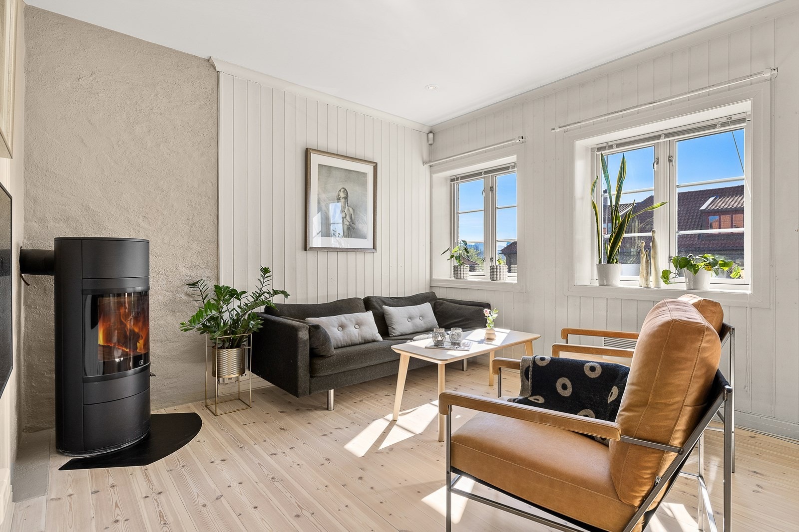 Praktisk tv- stue med plass til tv og sofagruppe. Galleribilde